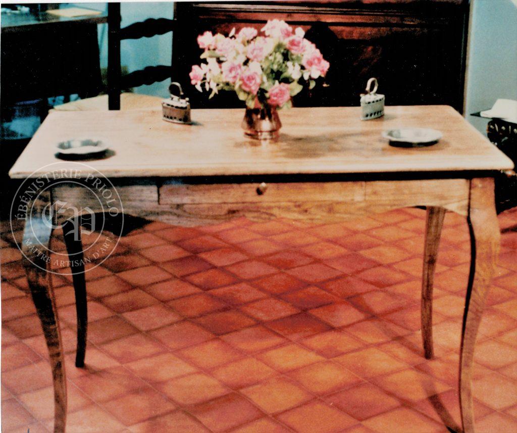 Table style louis XV